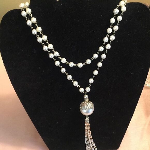 Silvertone and Faux Pearl Necklace - Picture 1 of 4